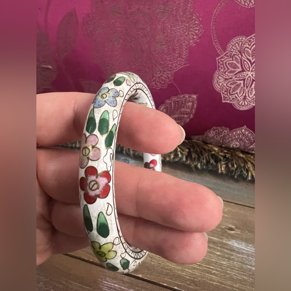 Vintage white cloisonné enamel bangle bracelet with a floral design